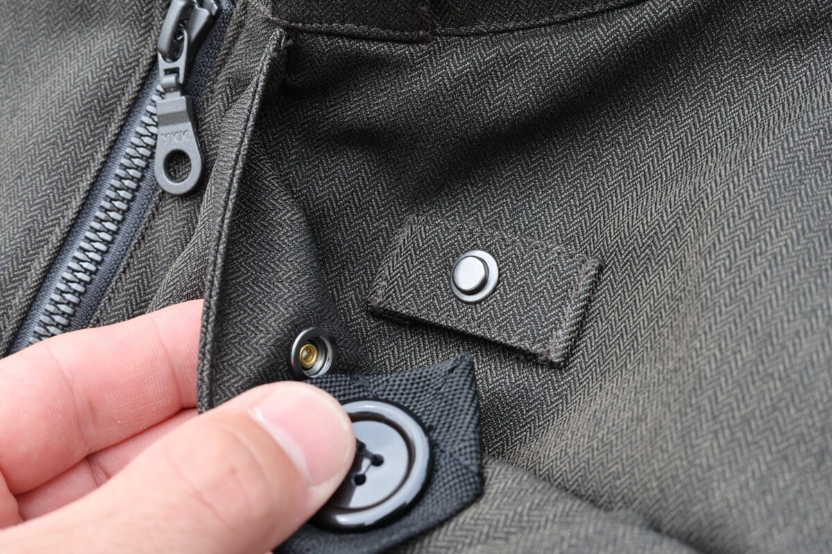 フェイスの切り替え時に身頃の固定に使うボタンのデザインにも拘っている。