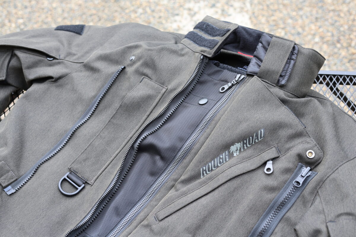 フロントVベントを使用することで、冬だけでなく春先や秋口など幅広いシーズンで使うことができる『RR7755 プリマロフト®ダブルフェイスオールシーズンジャケット』。襟にはフロントVベント使用時にフラップを収納するシステムも備える。