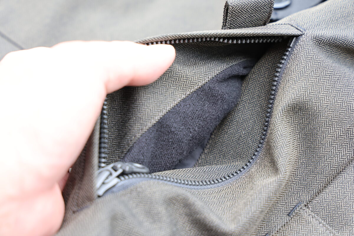 メインポケットの裏地には肌触りがよく温かいハンドォーマー仕様。