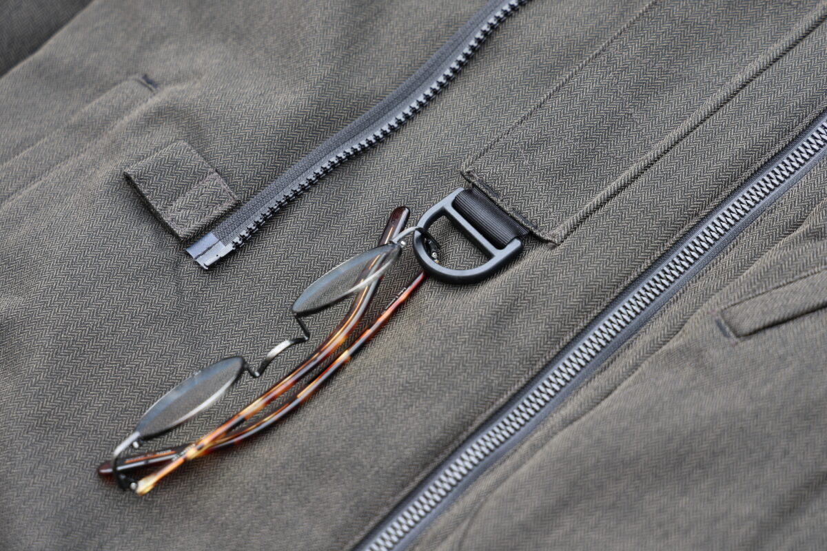 ヘルメット着脱時にメガネをかけておけるグラスホルダーも装備。