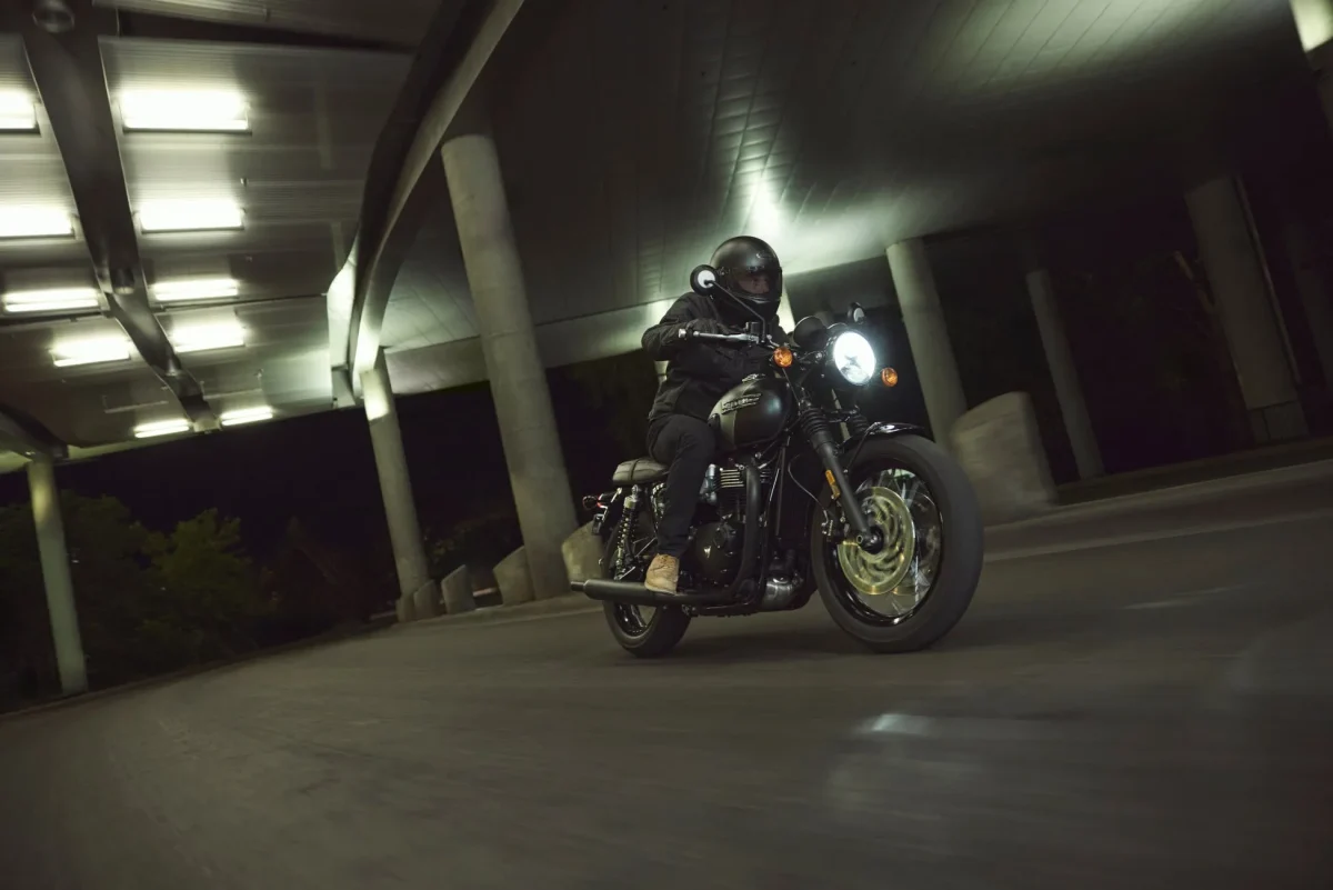 夜の高速道路をバイクに乗っている人