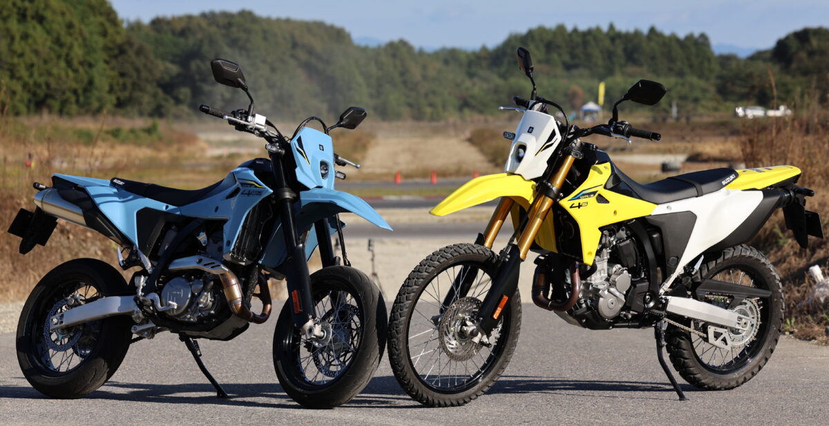 DR-Z4SM(左)とDR-Z4S(右)は、エンジンやフレームといった基本的な車体構成は共用している