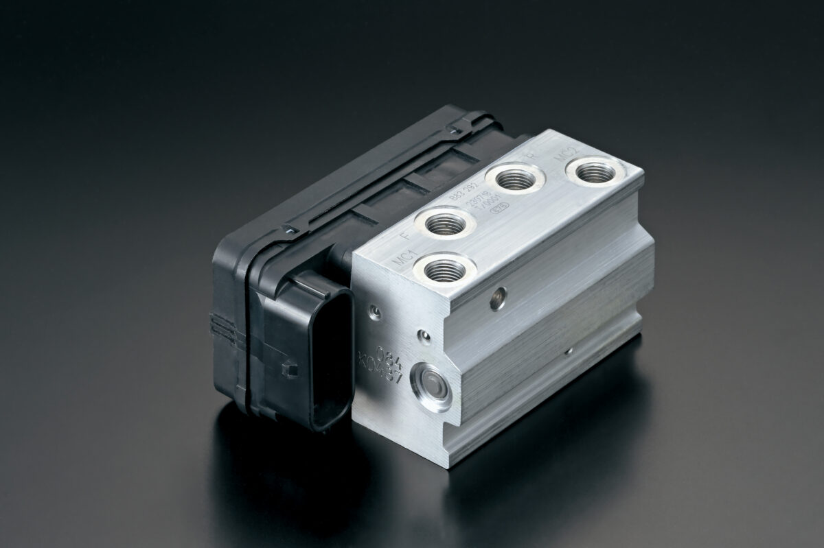 近年のモデルはABSの装着義務があり、DR-Z4シリーズのような本格オフロードバイクといえどABSを搭載しなければならない。ただDR-Z4シリーズには走行状況やスキルに合わせてABSのモードが切り替えられるようになっている。モタードモデルのDR-Z4SMは「前後ON」、「リヤのみオフ」の2種類、オフロードモデルのDR-Z4Sは「前後ON」、「リヤのみオフ」、「前後OFF」の3種類から選べるようになっている