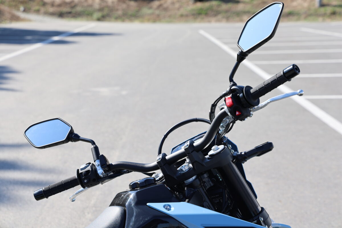 先代のDR-Z400S比でハンドルポジションはグリップ位置で28mmアップの2mmバック。材質も先代のスチール製からアルミ製テーパーハンドルになった。ハンドル幅はDR-Z4SM、DR-Z4S共に885mm