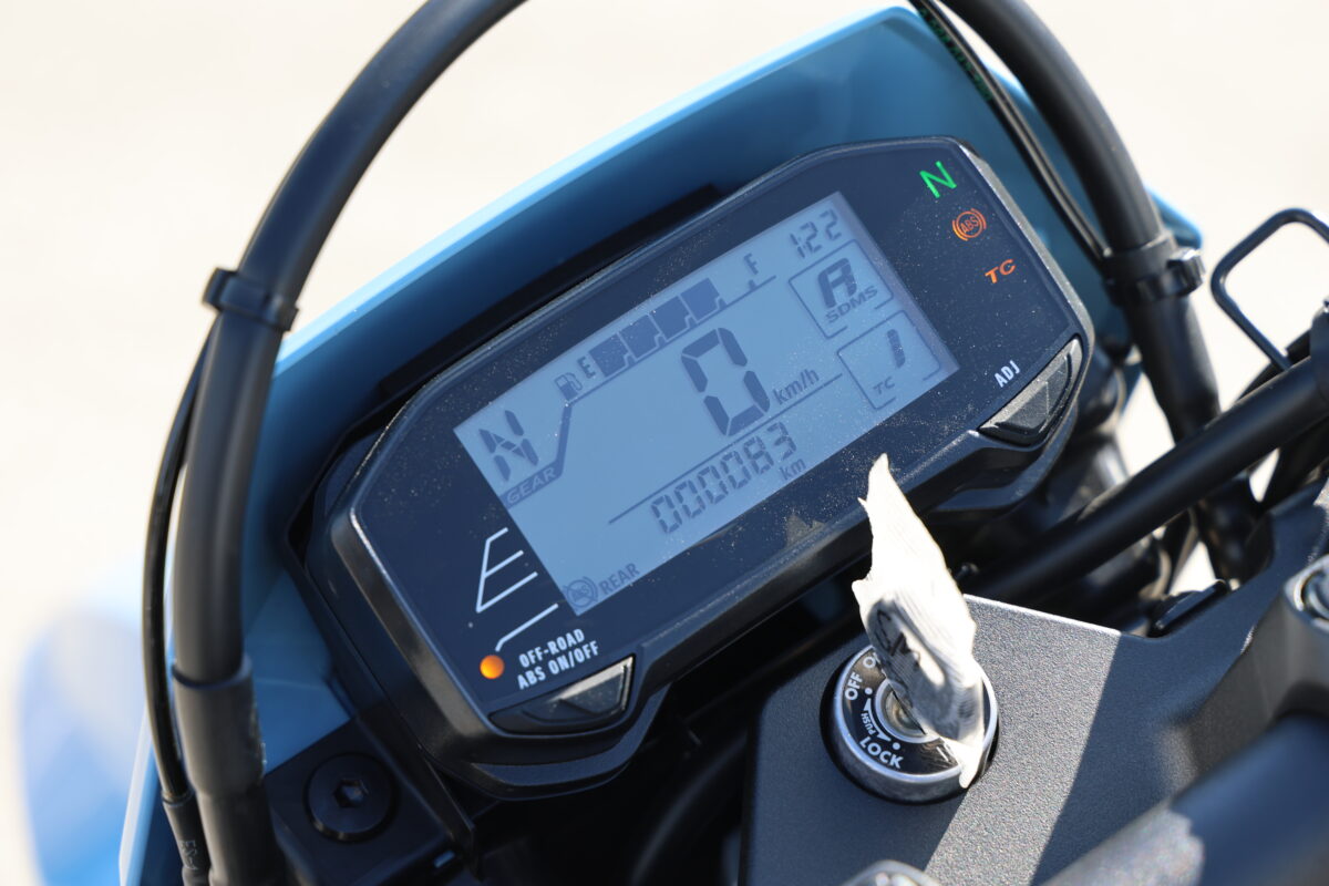 フル液晶メーターは多機能。燃料計、オド、トリップ×2、平均燃費、電圧、時計といった表示の他、ギヤポジションや走行モード、トラクションコントロールのステータスを表示。左下のボタンはABSのモードスイッチで、DR-Z4Sは「ON」と「リヤのみOFF」、「前後OFF」、DR-Z4SMは「ON」と「リヤのみOFF」の切り替えが行える