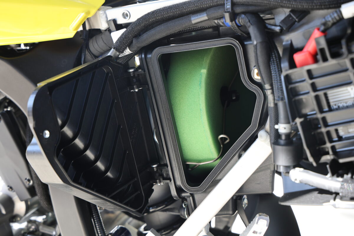 湿式エアクリーナーフィルターを先代から踏襲。アクセスはサイドカバーの覆いをキーで開け、内部の工具でサイドカバーを外すとエアクリーナーボックスのフタにアクセスできる