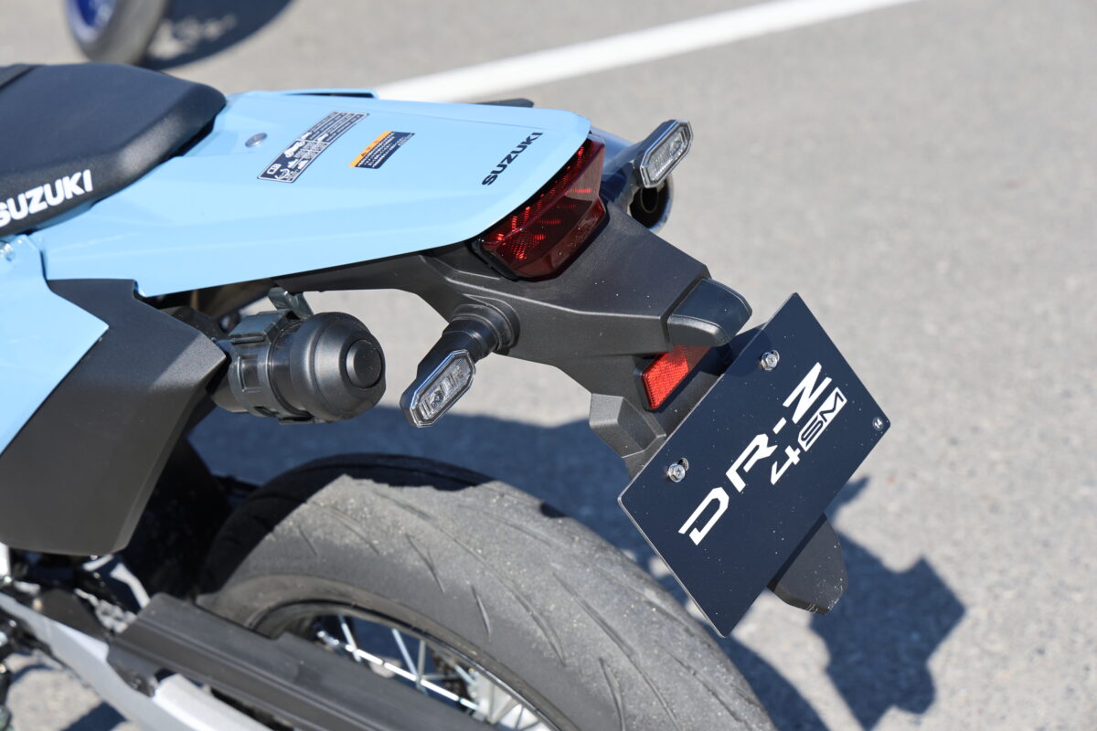 DR-Z4シリーズのテール周りは共通で、リヤフェンダー左側にある筒はキャニスター。灯火類の光源はヘッドライトからライセンス灯に至るまで全てLEDとなっている