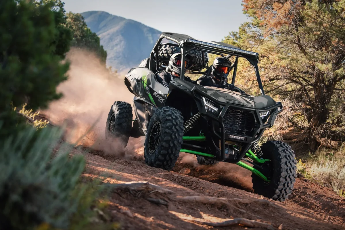 オフロードを走行するKawasaki Teryx KRX 1000