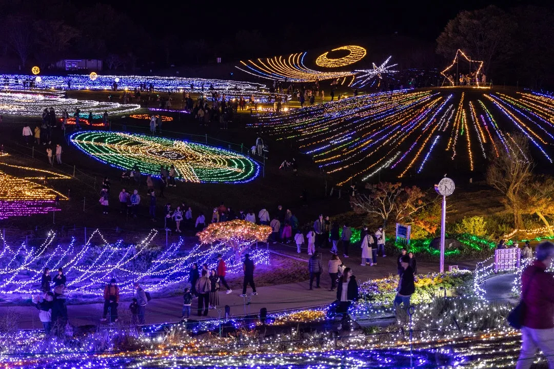 昨年の開催様子:ライトアップされた時計台と人々