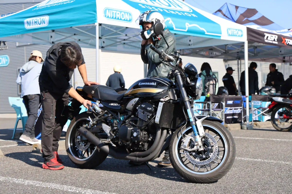 技術スタッフも常駐しており、技術的な説明から1人乗り二人乗りに合わせたプリロード調整の設定までサスペンションの相談にのってくれる。