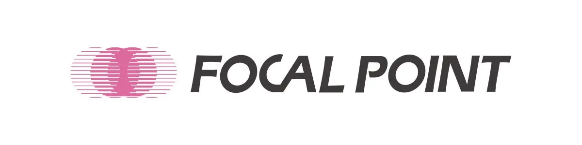 ロゴマーク。ピンクと白の幾何学模様と、斜体で書かれた「FOCAL POINT」の文字が特徴的です。