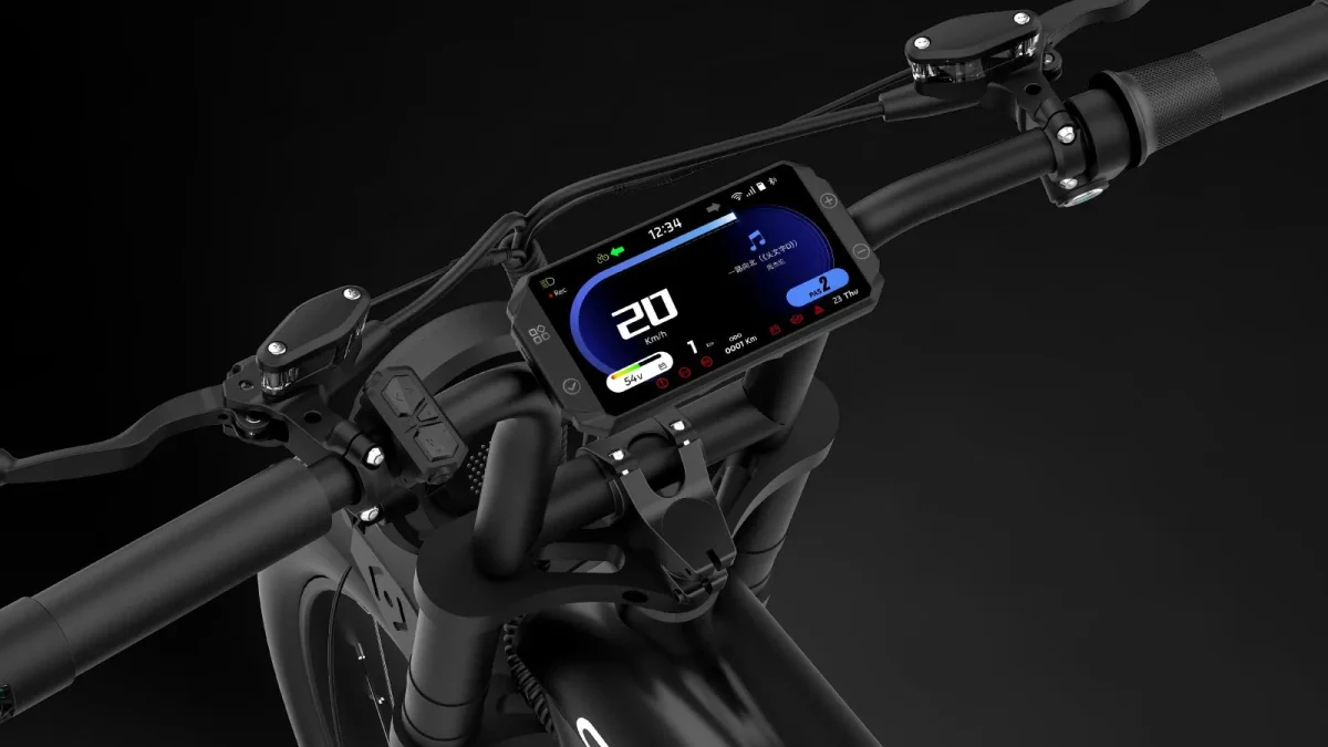 電動自転車のハンドル周りのクローズアップ。速度計、バッテリー残量、音楽再生状況などを表示するデジタルメーター。