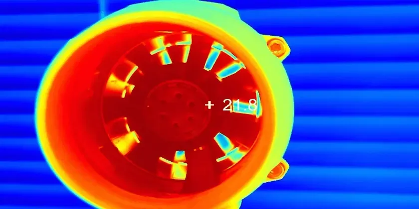 サーモグラフィーで撮影された、ファン内部の様子。温度が色で表示されており、中心部が熱くなっていることがわかる。