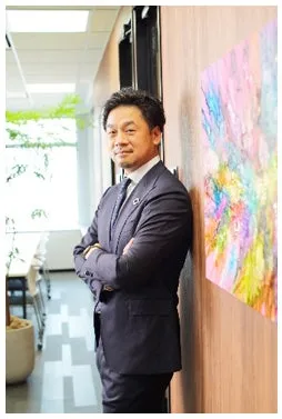 腕組みをするスーツ姿の男性