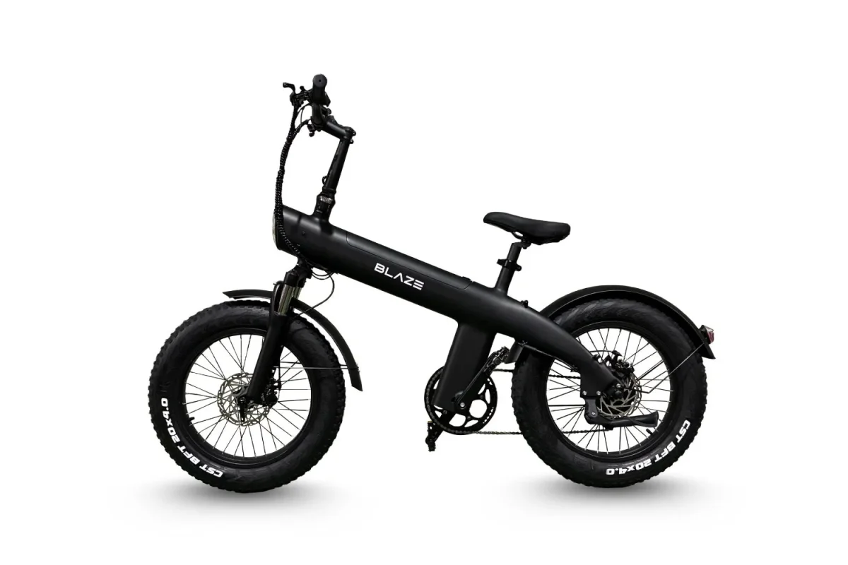 黒い電動自転車の全体像